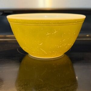 Vintage Pyrex Avocado 1/2 qt Mixing Bowl